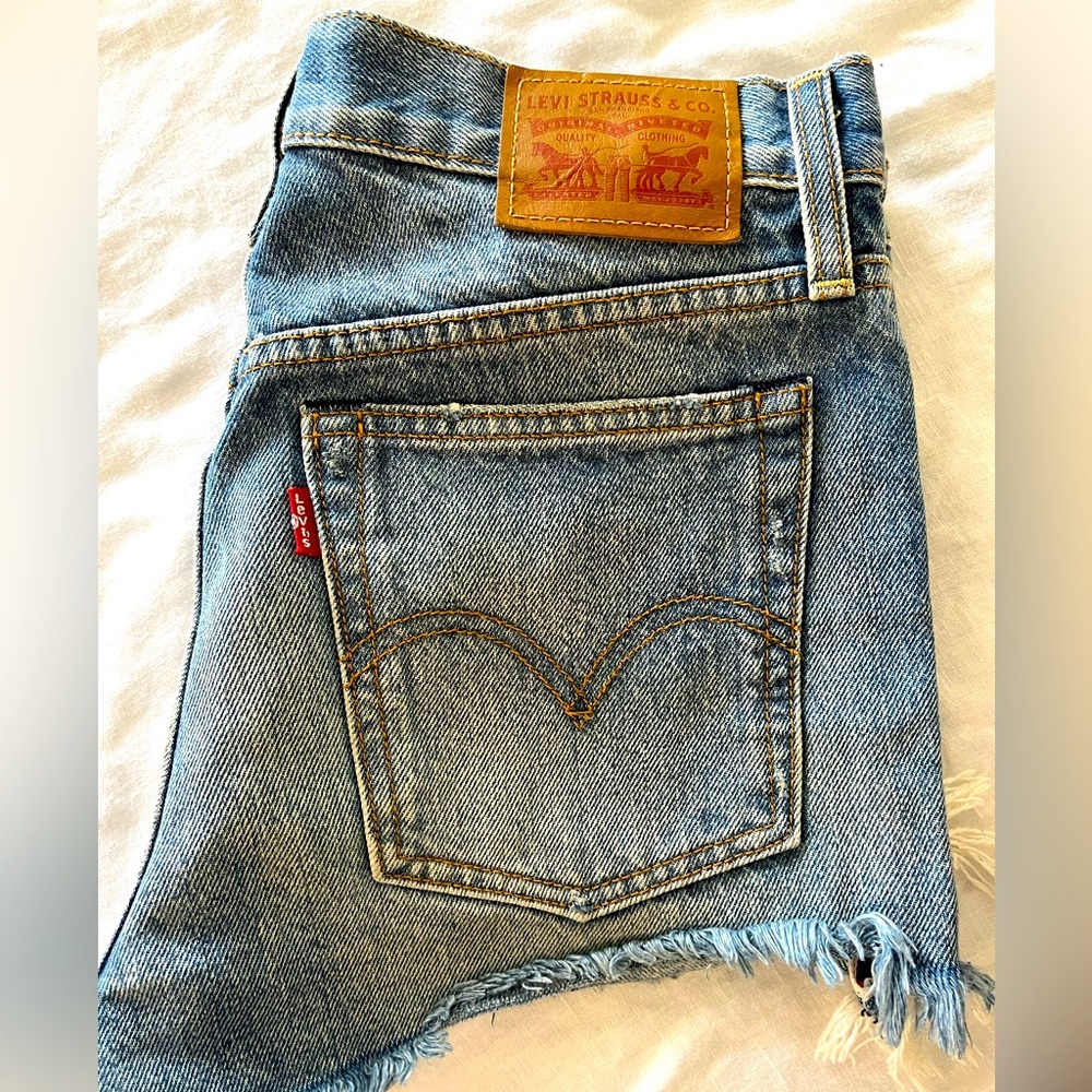 Levi short shorts size 25